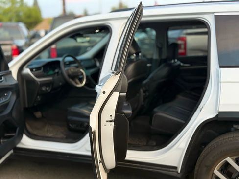 Used 2023 Jeep Grand Cherokee Limited w/ Luxury Tech Group II image 36