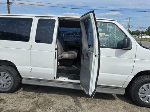 Used 2005 Ford E-350 and Econoline 350 Chateau RWD image 8
