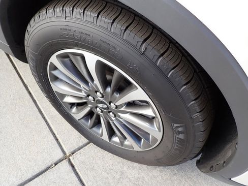 Certified 2023 Lincoln Nautilus AWD w/ Premium Package image 10