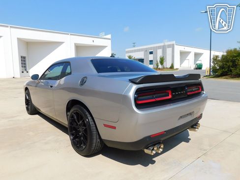 Used 2015 Dodge Challenger SXT w/ Driver Convenience Group RWD image 19