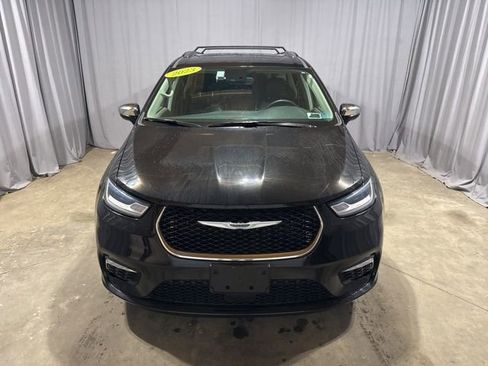 Used 2023 Chrysler Pacifica Limited FWD image 2