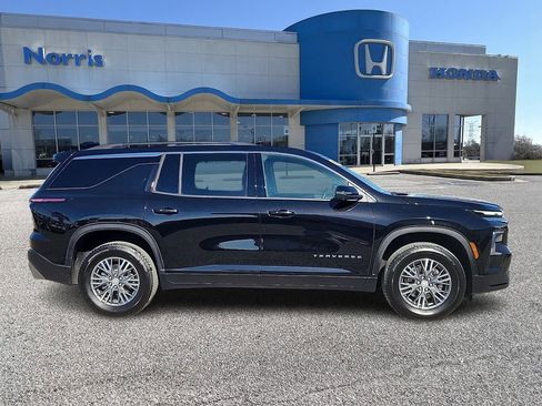 Used 2025 Chevrolet Traverse LT w/ Driver Confidence Package image 5