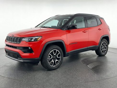 Used 2025 Jeep Compass Trailhawk AWD/4WD image 3