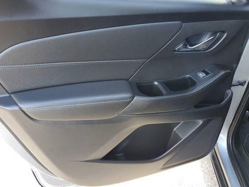 Used 2023 Chevrolet Traverse LT image 17