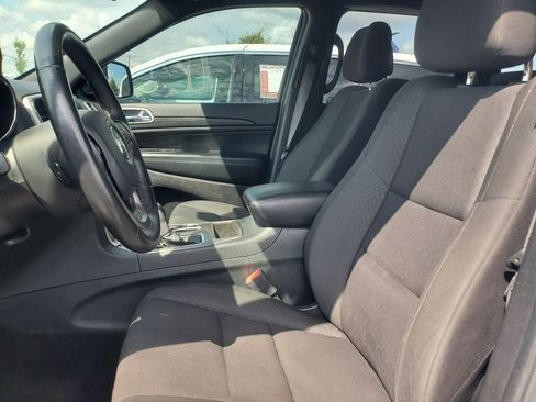 Used 2019 Jeep Grand Cherokee Laredo AWD/4WD image 4