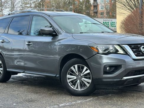 Certified 2020 Nissan Pathfinder SV image 1