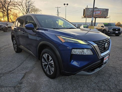 Used 2022 Nissan Rogue SV image 3