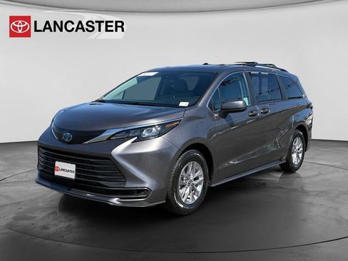 Used 2024 Toyota Sienna LE w/ LE Plus Package FWD image 3