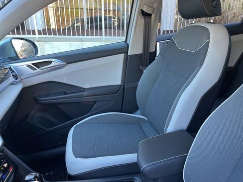 New 2026 Volkswagen Taos SE image 11