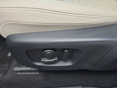 Used 2025 Land Rover Discovery Sport S image 31