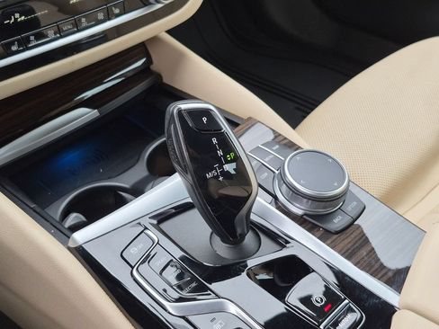 Used 2021 BMW 530e w/ Premium Package RWD image 17