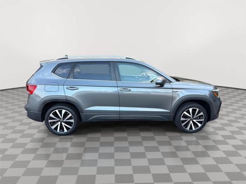 Used 2023 Volkswagen Taos SE w/ Panoramic Sunroof Package FWD image 5