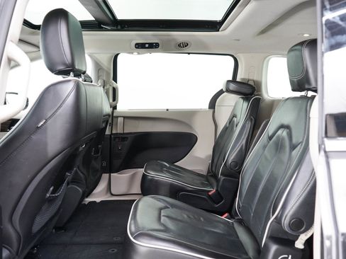 Used 2023 Chrysler Pacifica Limited FWD image 16