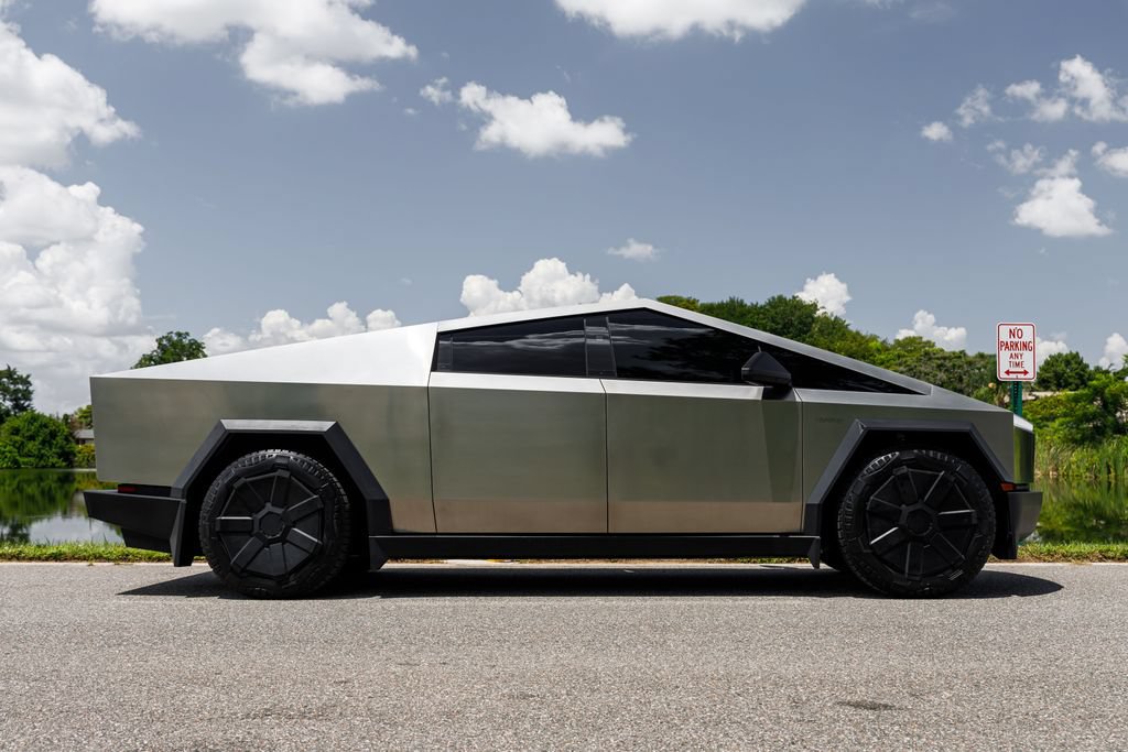 Used 2024 Tesla Cybertruck AWD Crew Cab image 2