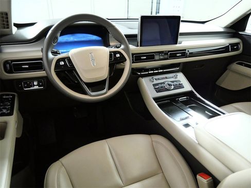 Used 2023 Lincoln Aviator AWD w/ Premium Package image 4