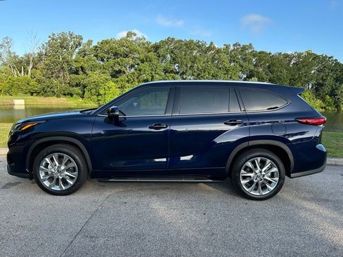 Used 2023 Toyota Highlander Limited FWD image 3