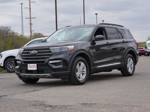 Used 2023 Ford Explorer XLT w/ Equipment Group 202A AWD/4WD image 8