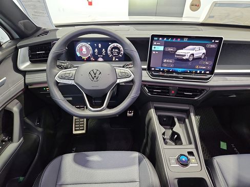 New 2026 Volkswagen Tiguan SE R-Line FWD image 15