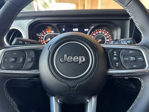 Used 2025 Jeep Wrangler Unlimited Sahara AWD/4WD image 24