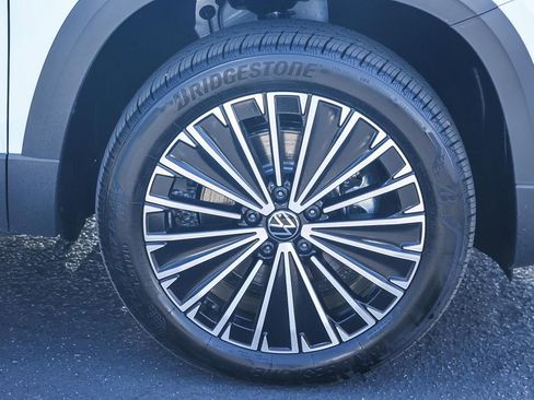 New 2025 Volkswagen Taos SE image 18
