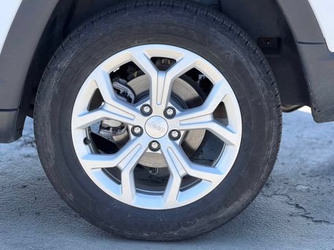 Used 2024 Jeep Compass Latitude AWD/4WD image 4