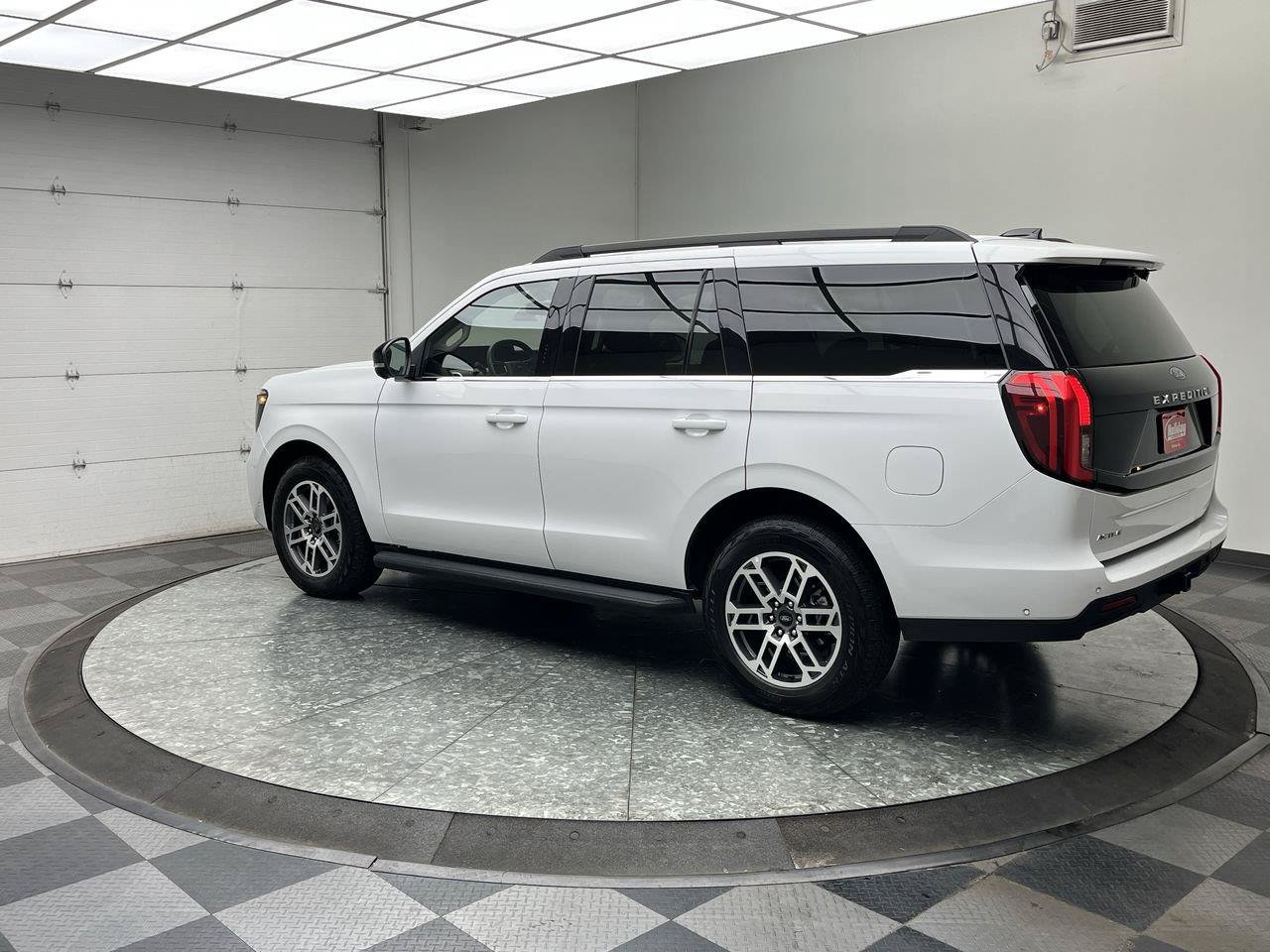 Certified 2025 Ford Expedition Active AWD/4WD image 2