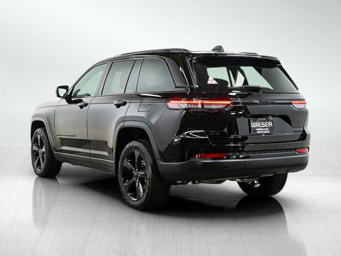 Used 2024 Jeep Grand Cherokee Limited w/ Black Appearance Package AWD/4WD image 3
