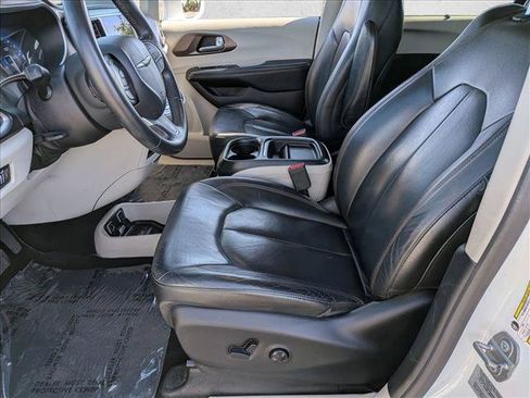 Used 2017 Chrysler Pacifica Touring-L FWD image 23