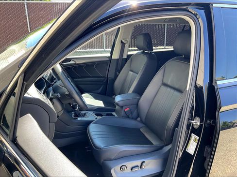 Certified 2023 Volkswagen Tiguan SE FWD image 24