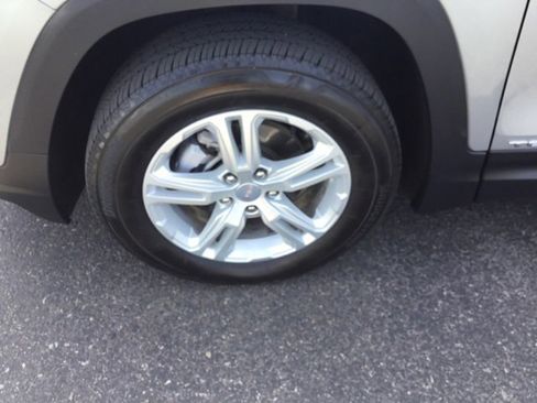 Used 2024 GMC Terrain SLE image 9