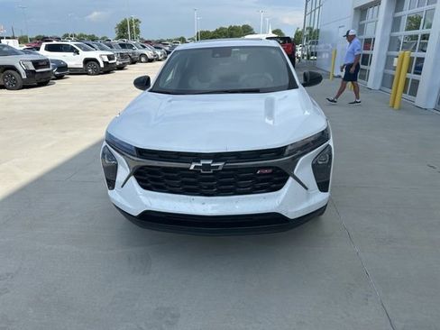 Used 2024 Chevrolet Trax RS w/ Sunroof Package FWD image 8