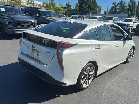 Used 2016 Toyota Prius Three Touring FWD image 4