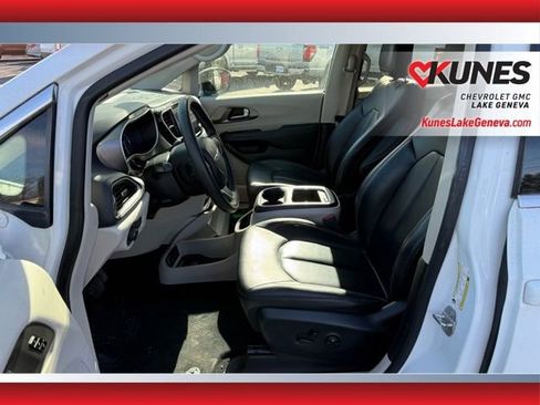 Used 2024 Chrysler Pacifica Touring-L image 11