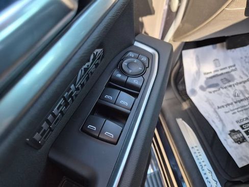 Used 2022 Chevrolet Silverado 1500 High Country w/ High Country Premium Package AWD/4WD image 14