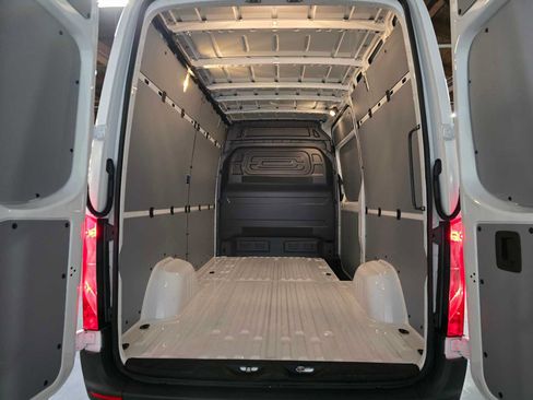 Used 2025 Mercedes-Benz Sprinter 2500 image 21
