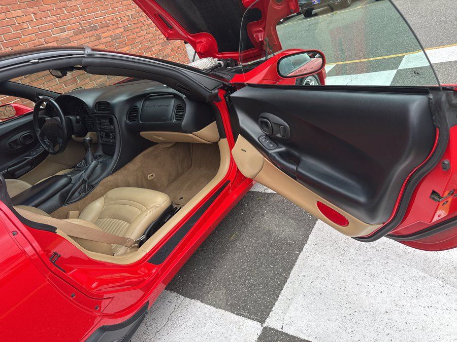 Used 2000 Chevrolet Corvette Coupe w/ Performance Handling Pkg RWD image 30