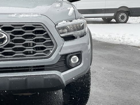 Used 2020 Toyota Tacoma TRD Off-Road image 2