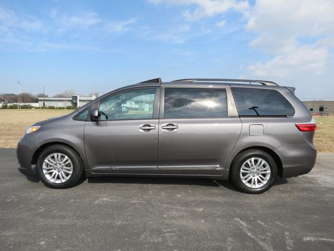 Used 2015 Toyota Sienna XLE Premium image 3