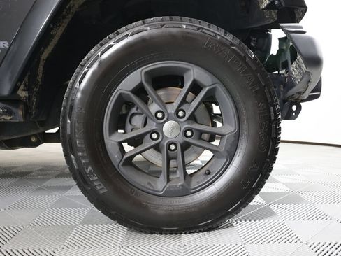Used 2017 Jeep Wrangler Unlimited Sahara AWD/4WD image 6