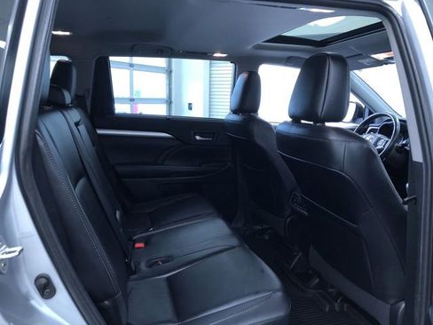 Used 2019 Toyota Highlander XLE AWD/4WD image 24