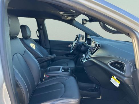 New 2026 Chrysler Pacifica Select image 28