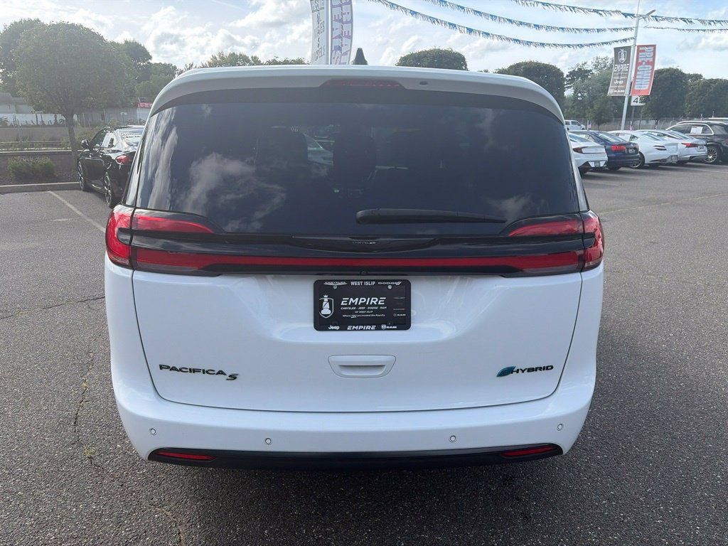 Used 2024 Chrysler Pacifica Limited FWD image 13