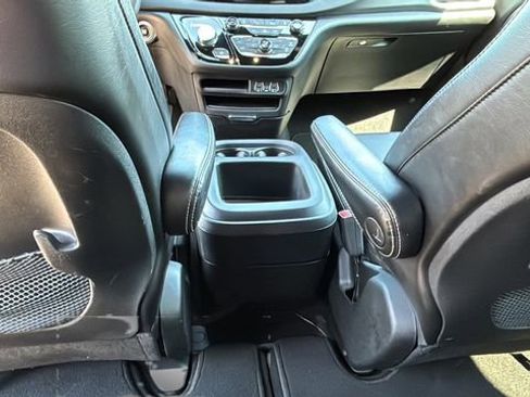 Used 2025 Chrysler Pacifica Select image 20