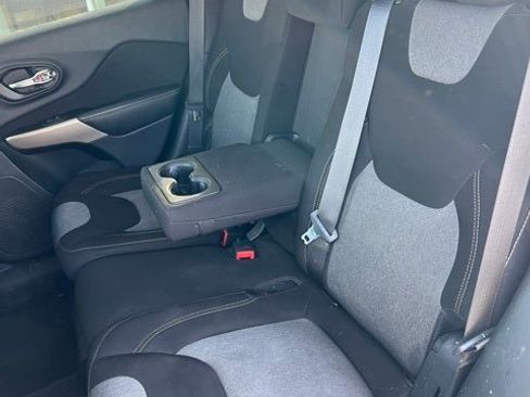 Used 2017 Jeep Cherokee Sport image 8