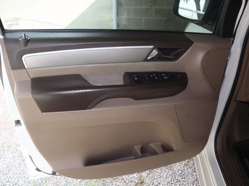 Used 2012 Volkswagen Routan SEL FWD image 31