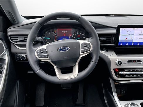 Used 2022 Ford Explorer XLT w/ Equipment Group 202A image 5