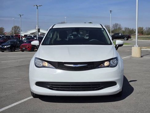 Used 2018 Chrysler Pacifica L image 2