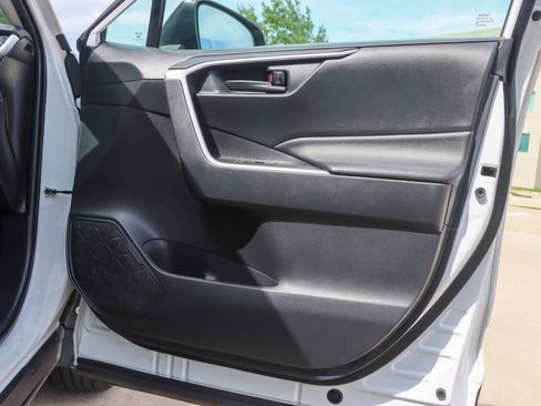 Used 2019 Toyota RAV4 LE FWD image 9