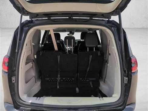 Used 2022 Chrysler Pacifica Touring-L FWD image 6