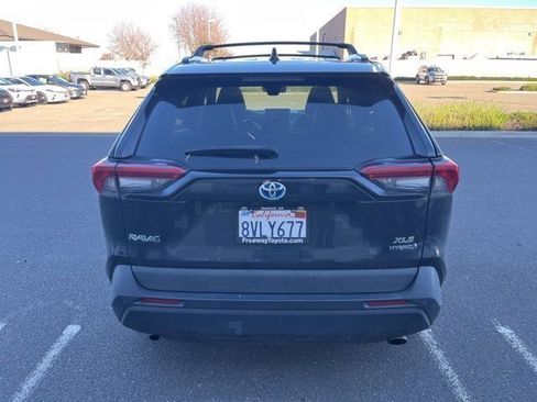 Used 2021 Toyota RAV4 XLE Premium image 6